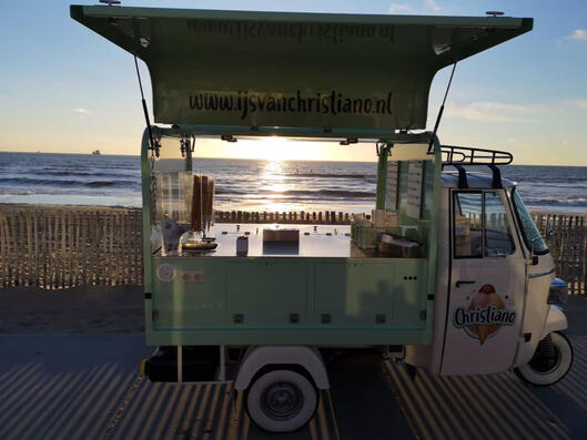 ijskar op strand ijskar op strand